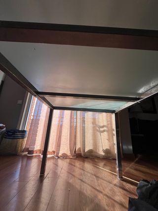 Mesa de cristal y patas de metal