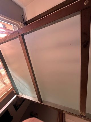 Mesa de cristal y patas de metal