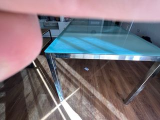 Mesa de cristal y patas de metal