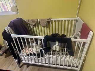 Cuna de bebé blanca con ruedas