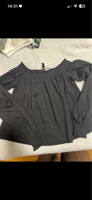 Top negro escotado manga larga