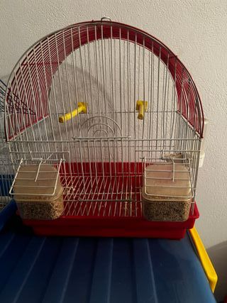 Jaula para pájaros con comederos