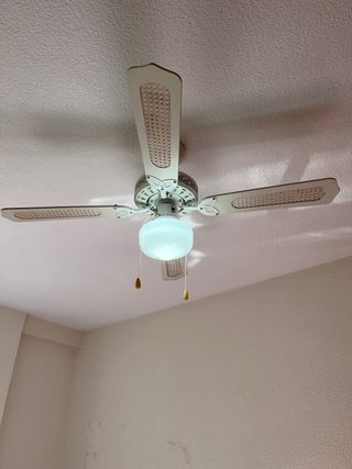 Ventilador de techo blanco y dorado
