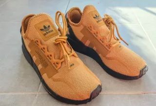 Adidas NMD R1 V2 Mostaza y Negro.