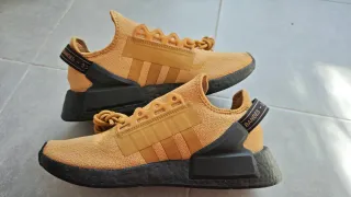 Adidas NMD R1 V2 Mostaza y Negro.