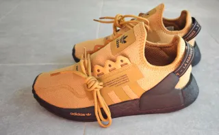 Adidas NMD R1 V2 Mostaza y Negro.