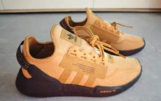 Adidas NMD R1 V2 Mostaza y Negro.