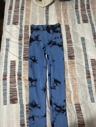 Mallas de gimnasio con estampado tie-dye