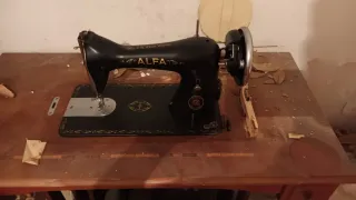 Máquina de coser Alfa antigua