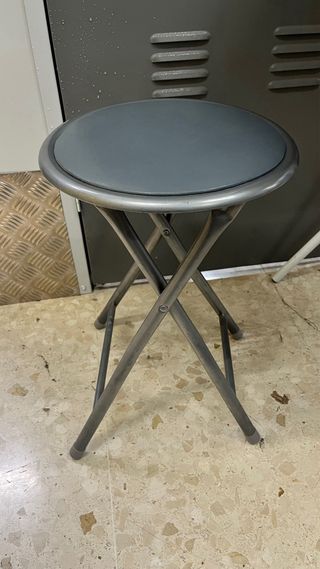 Taburete alto gris plegable