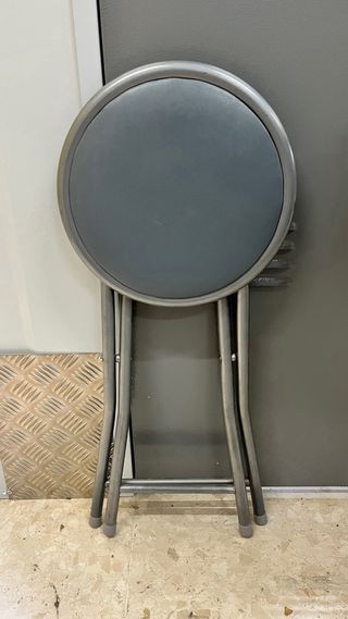 Taburete alto gris plegable
