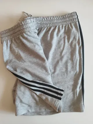 Pantalón corto Adidas gris