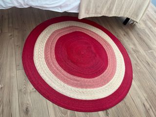 Alfombra redonda de yute.