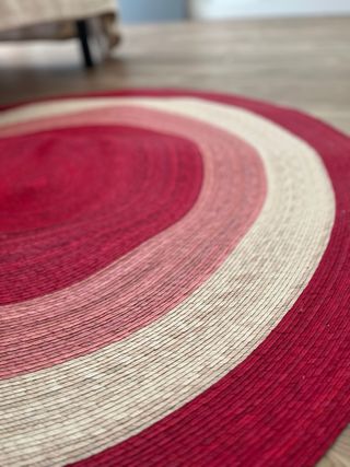 Alfombra redonda de yute.