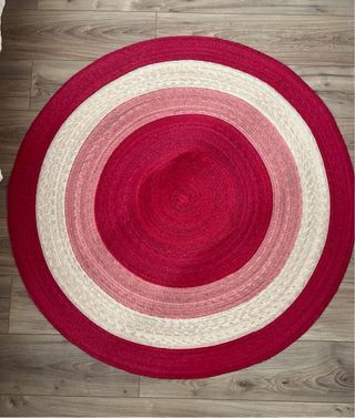Alfombra redonda de yute.