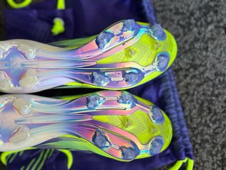 Zapatillas de fútbol nuevas moradas y verdes