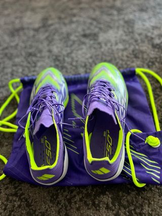 Zapatillas de fútbol nuevas moradas y verdes
