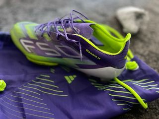 Zapatillas de fútbol nuevas moradas y verdes