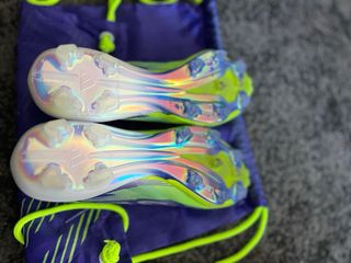 Zapatillas de fútbol nuevas moradas y verdes