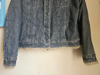 Cazadora vaquera azul oscuro tirando a negro