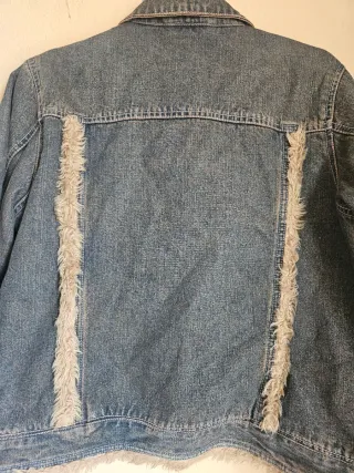 Cazadora vaquera azul oscuro tirando a negro