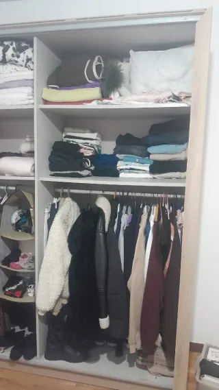 Armario de madera , medidas altrura 2,20 cm