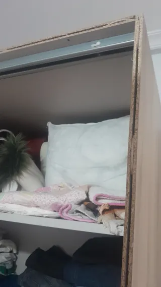 Armario de madera , medidas altrura 2,20 cm