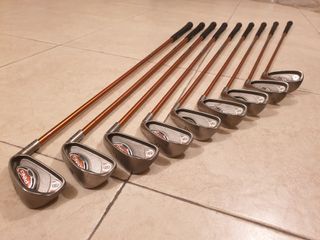 Palos de Golf Ping y Bolsa Titleist