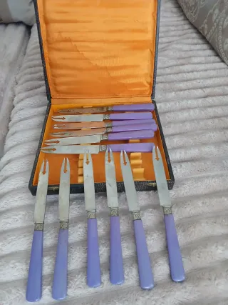 Set di coltelli antichi viola e argentati