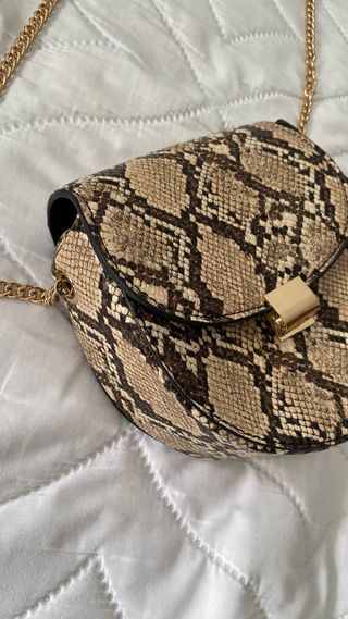 Bolso cadena efecto piel serpiente