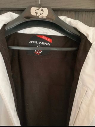 Abrigo Marca ATH MINA  blanco y rojo