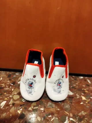 Zapatillas casa niño Astrodino