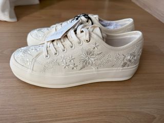 Zapatillas Zara bordadas flores beige