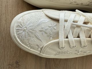 Zapatillas Zara bordadas flores beige