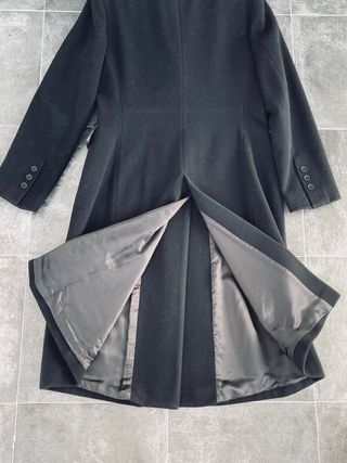 Abrigo de paño negro largo con hombreras de mujer