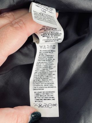 Abrigo de paño negro largo con hombreras de mujer