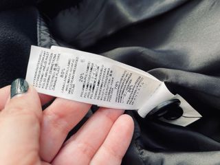 Abrigo de paño negro largo con hombreras de mujer