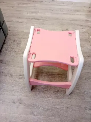 Trona infantil rosa con bandeja