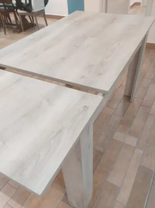 Tavolo allungabile beige e bianco