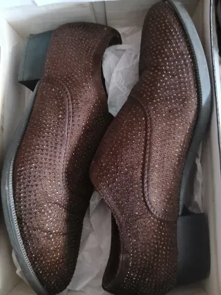 Mocasines marrones con pedrería