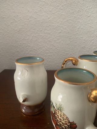 Jarra y vasos de porcelana dorados