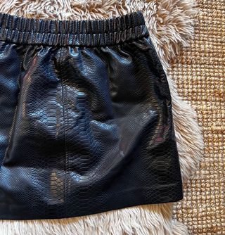 Falda efecto piel reptil negra Talla M