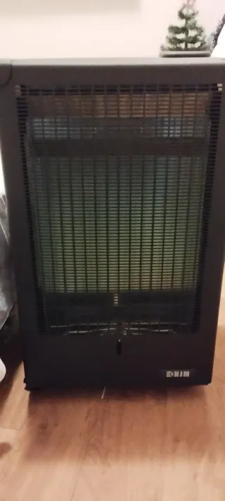 Estufa de butano negra y naranja