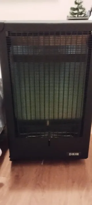 Estufa de butano negra y naranja