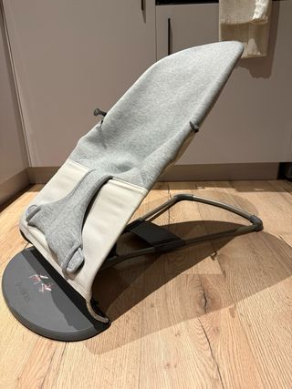 Hamaca Babybjorn gris con juguete