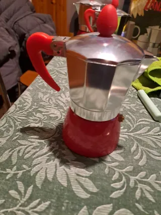 Caffettiera rossa in metallo
