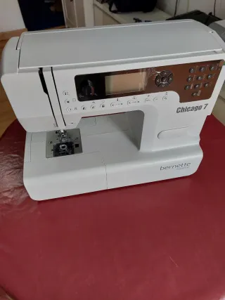 Máquina de coser y bordar Bernette Chicago 7