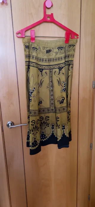 Falda verde con estampado étnico