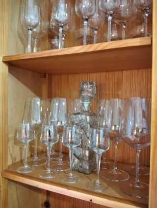 Mueble de comedor madera y cristal