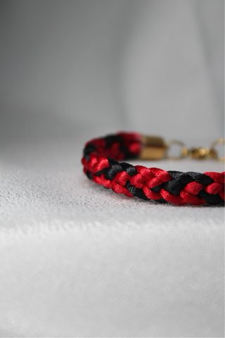 Pulsera trenzada roja y negra